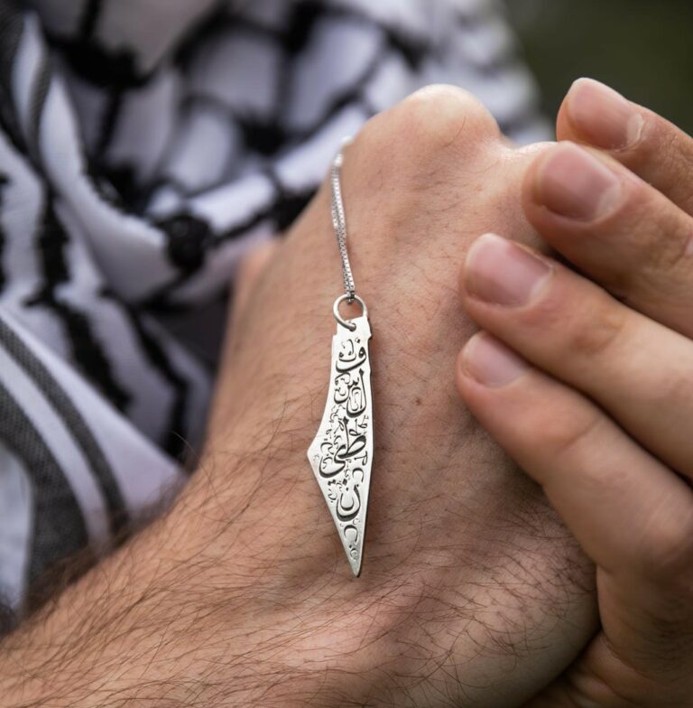 Map Palestine Necklace decorated with character Arabic "فلسطين" - Image 1