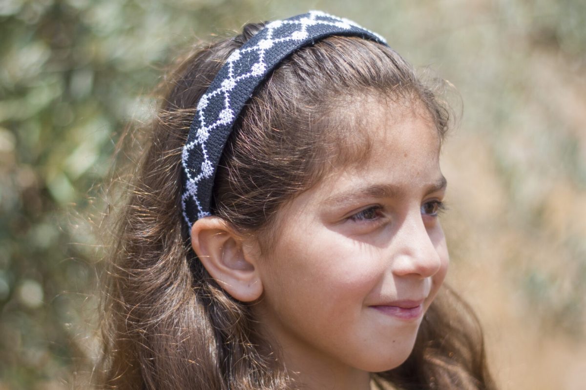 White Keffiyeh Pattern Embroidered Hairband - Image 1