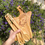 ⁦Personalized Olive Wood Cutting Board & Serving Spoon Set⁩ - الصورة ⁦2⁩