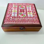 ⁦"Canaanite Motifs" Premium Hand-Embroidered Palestinian Wooden Box - Size 23x23x6 cm⁩ - الصورة ⁦2⁩