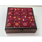 ⁦Wooden Box with  Royal handmade  Tatreez (Red & Multi-Color) - Size 23x23x6 cm⁩ - الصورة ⁦2⁩