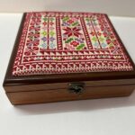 ⁦"Canaanite Motifs" Premium Hand-Embroidered Palestinian Wooden Box - Size 23x23x6 cm⁩ - الصورة ⁦5⁩