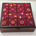 ⁦Wooden Box with  Royal handmade  Tatreez (Red & Multi-Color) - Size 23x23x6 cm⁩ - الصورة ⁦10⁩