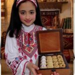 ⁦Wooden Box with  Royal handmade  Tatreez (Red & Multi-Color) - Size 23x23x6 cm⁩ - الصورة ⁦9⁩