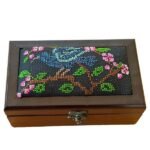 "Palestine Sunbird" Hand-Embroidered Wooden Box - Size 18x10.5x6 cm - الصورة 4