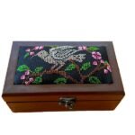 "Palestine Sunbird" Hand-Embroidered Wooden Box - Size 18x10.5x6 cm - الصورة 10