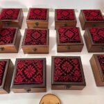 ⁦Heritage Wooden Favor Boxes – Machine Embroidered (Size 12x12x7 cm)⁩ - الصورة ⁦2⁩