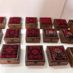 ⁦Heritage Wooden Favor Boxes – Machine Embroidered (Size 12x12x7 cm)⁩ - الصورة ⁦3⁩