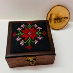 ⁦"Warda Kanaan" Premium Wooden Box – Size 12x12x7 cm (Authentic Hand-Embroidered Tatreez)⁩ - الصورة ⁦2⁩