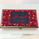 ⁦Luxury Wooden Box with Hand-Embroidered Palestinian Tatreez on Black Fabric – Fully Customizable Names & Dates⁩ - الصورة ⁦3⁩