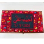 ⁦Luxury Wooden Box with Hand-Embroidered Palestinian Tatreez on Black Fabric – Fully Customizable Names & Dates⁩ - الصورة ⁦5⁩
