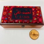 ⁦Luxury Wooden Box with Hand-Embroidered Palestinian Tatreez on Black Fabric – Fully Customizable Names & Dates⁩ - الصورة ⁦6⁩